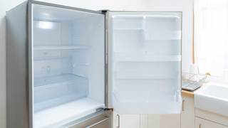 「冷蔵庫」の徹底掃除の方法｜トレイの水洗いから外側の掃除のやり方まで