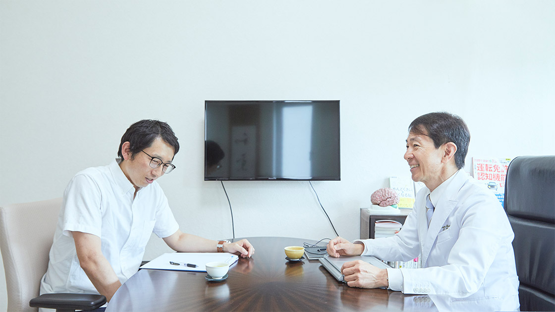 カフェで勉強する話をする加藤先生とライター・斎藤