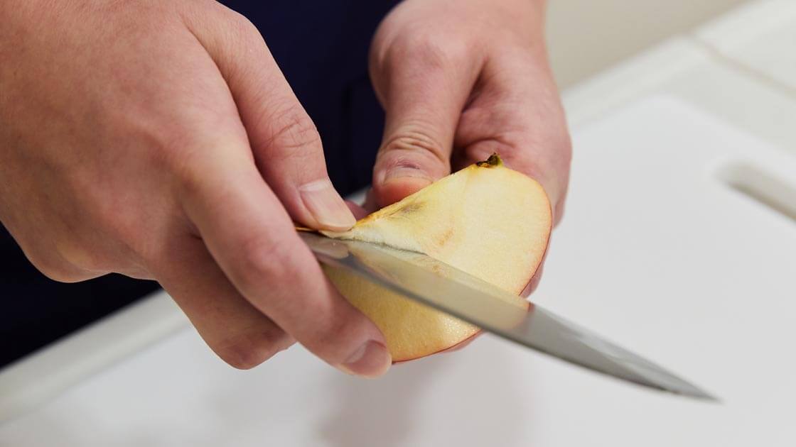 りんごをよく洗い、皮付きのまま12等分に切る。芯は取り除く。