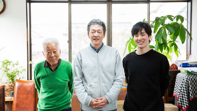  左から、鞆美さん、美次さん、拓実さんの３世代3ショット