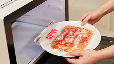 電子レンジ専用の調理バッグで、鶏もも肉1枚分のトマト煮が簡単に作れます。