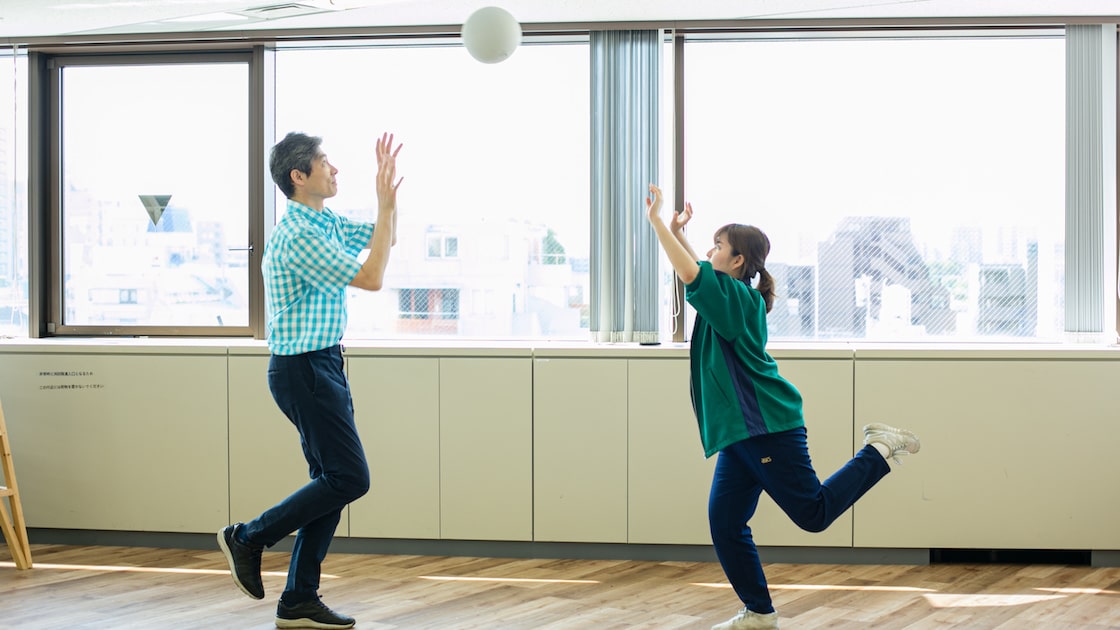  片足キャッチボールをする高橋先生と坂口さん