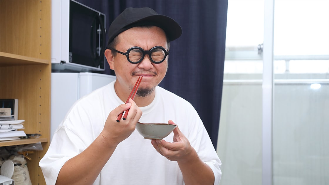 肉豆腐を食べるライター