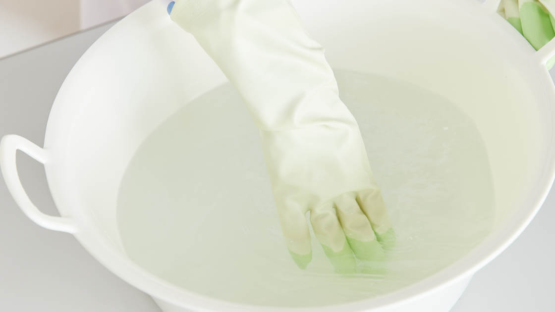 溶かします 炊事・掃除用ゴム手袋を着用してください。