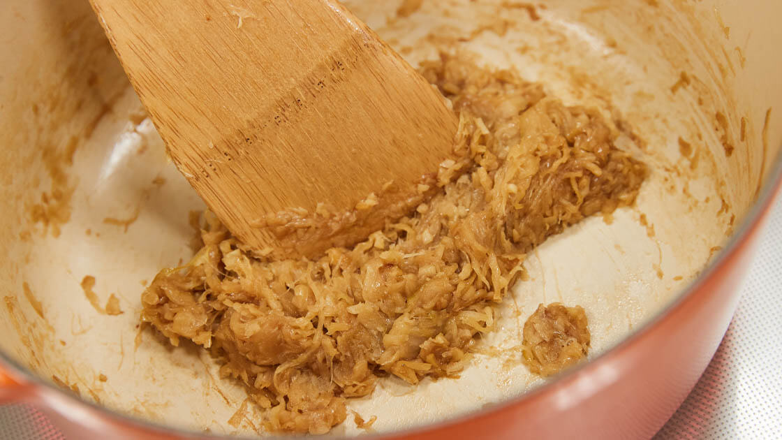 炒める時は木べらをすばやく動かす　鍋底をこそげながら、玉ねぎがあめ色になるまで15分～20分程度、しっかり炒める