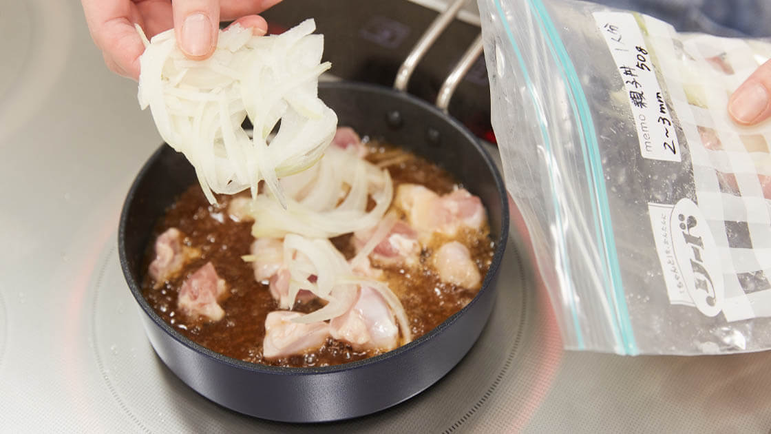（３）丼鍋または小さいフライパンにＡを入れ、中火にかける。沸いたら、冷凍玉ねぎ、鶏肉を入れ、肉に火が通るまで３分ほど煮る。