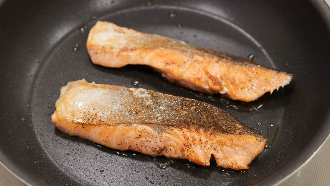 フライパンを中火で熱し、オリーブオイル少々を入れ、鮭の盛り付け面を下にして焼く。焼き色がついたら裏返し、水または酒大さじ２（分量外）を振る。火を弱めの中火にし、蓋をして鮭に火が通るまで4～5分蒸し焼きにする。鮭が焼けたら、皿に盛る