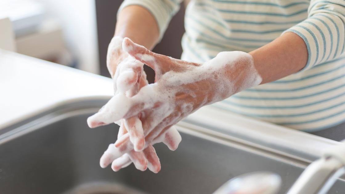手指に付着しているウイルス量は、石けんで10秒もみ洗いしてから流水で15秒すすぐと、1万分の１に減る　手洗い