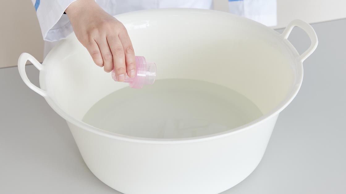 水２ℓに対し、おしゃれ着用洗剤（アクロン）５mlを入れ、よく溶かします。