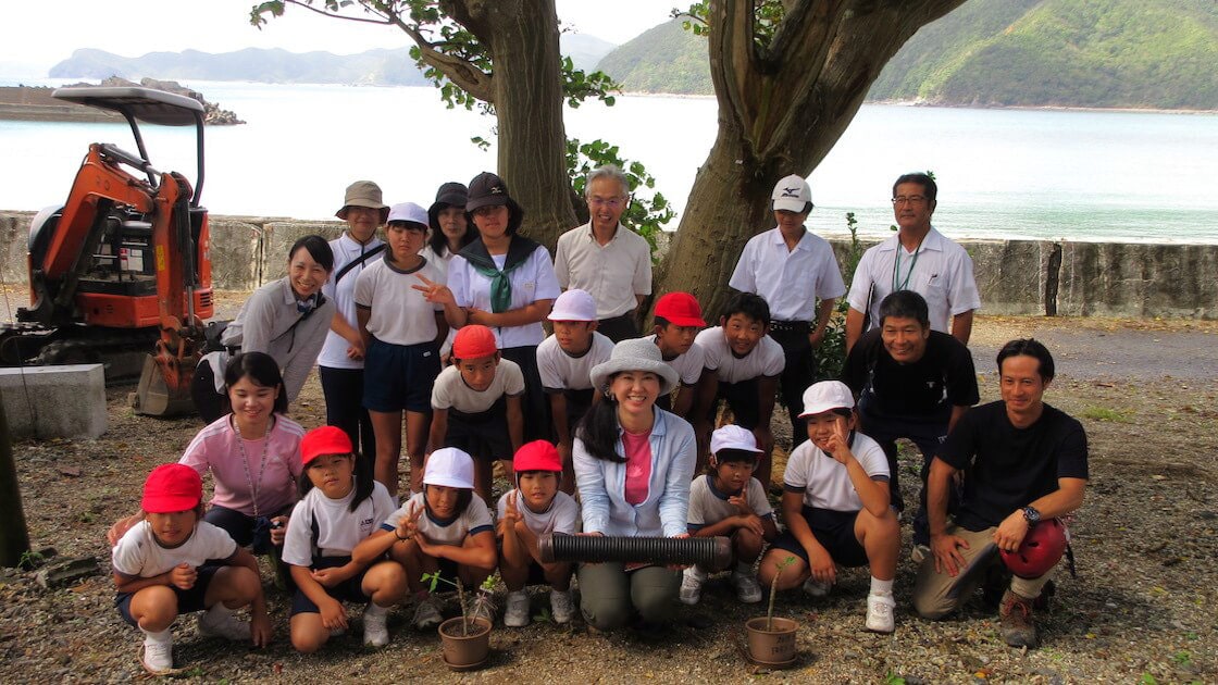 加計呂麻島の小学生との集合写真