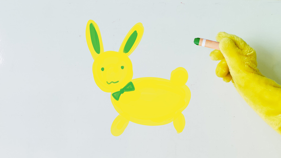 黄色と緑のクレヨンでライオンちゃんがウサギを描いている 