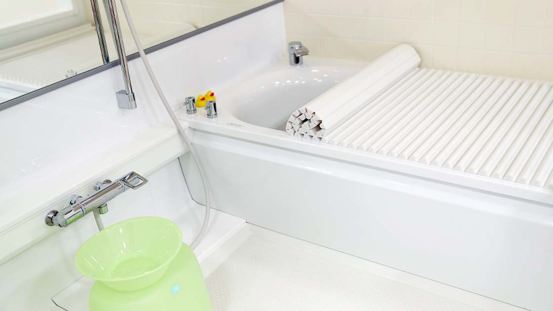 浴室のキレイを保つポイント　●お風呂上がりには、浴槽にふたをする。 ●壁や床はお湯のシャワーですすぎ、換気扇を回す。