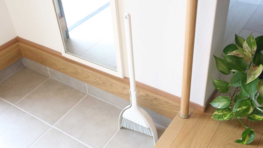 ほうきとちりとりのセットは、玄関や外回り、ベランダの掃除に、１組持っていると何かと便利です。