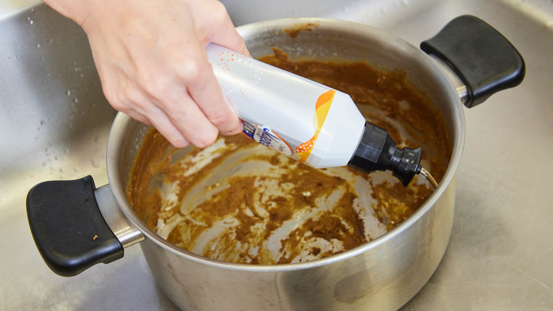 こびりついたカレー鍋は、ボトルタイプの酵素配合洗剤で「ほったらかし洗い！」