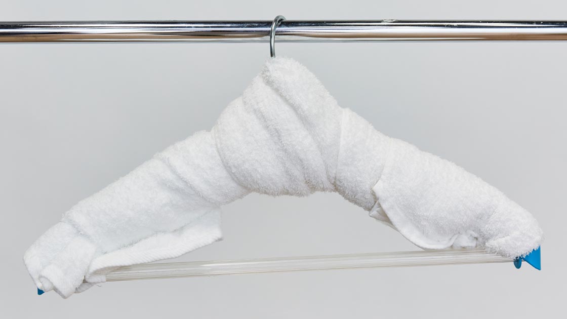 厚みのあるハンガーがない場合は、タオルを巻けば代用できます。