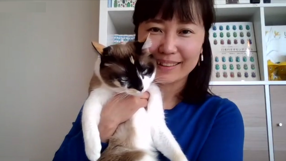 愛猫のもなかちゃんを抱く藤崎先生