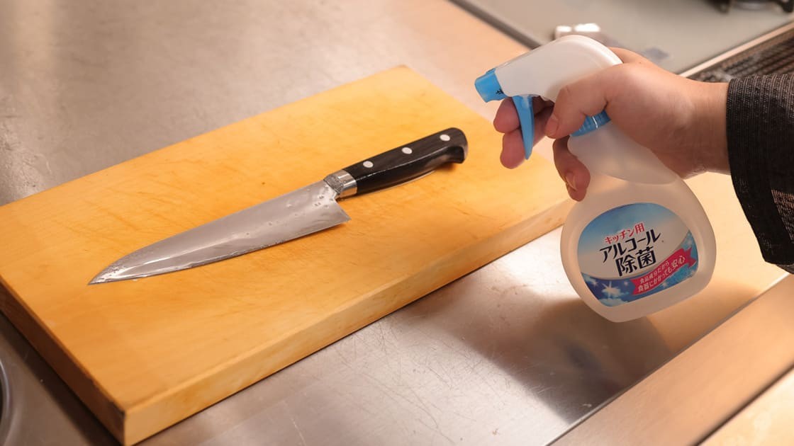 アルコール除菌スプレーで除菌する