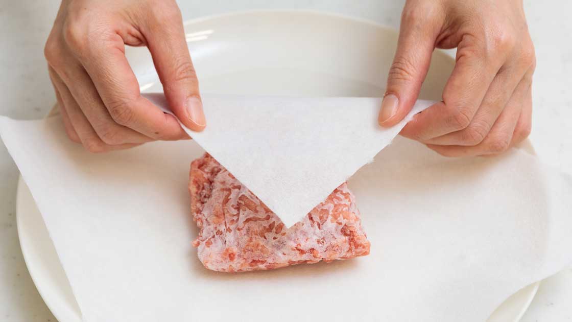 冷凍豚ひき肉をペーパーで包む