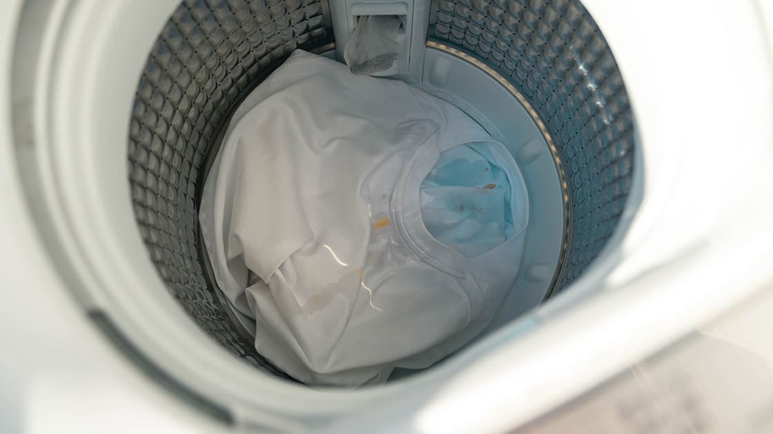 白いTシャツが入った洗濯機
