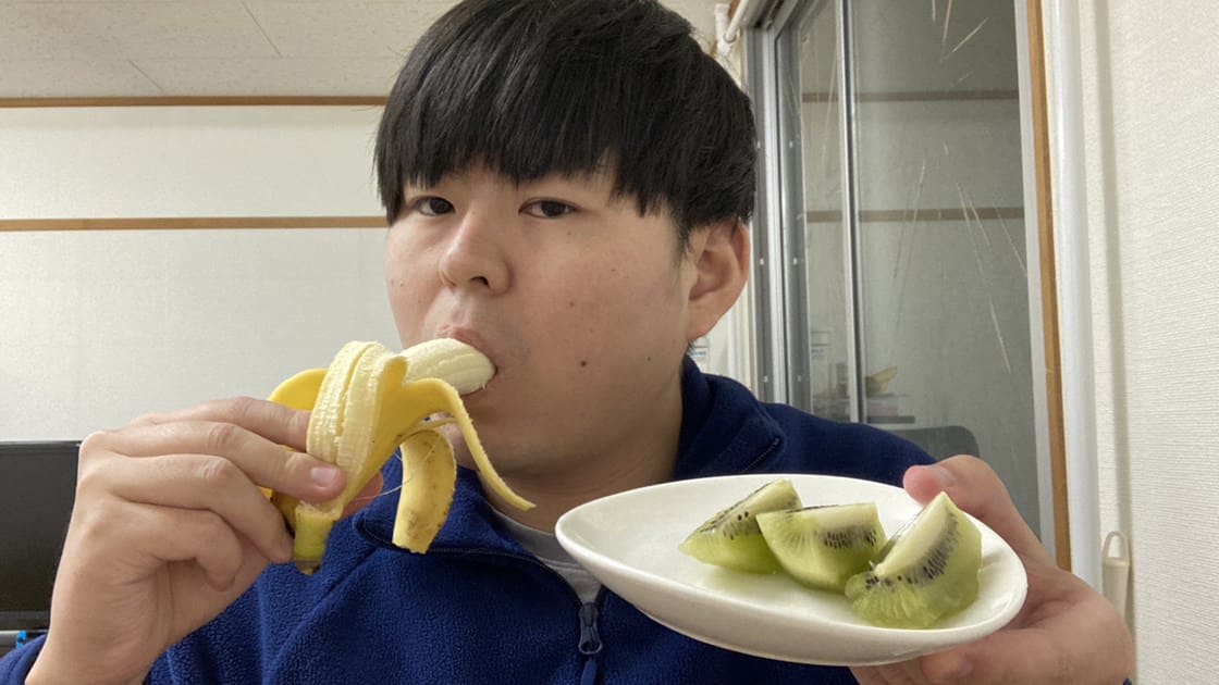 バナナを食べる野田さん