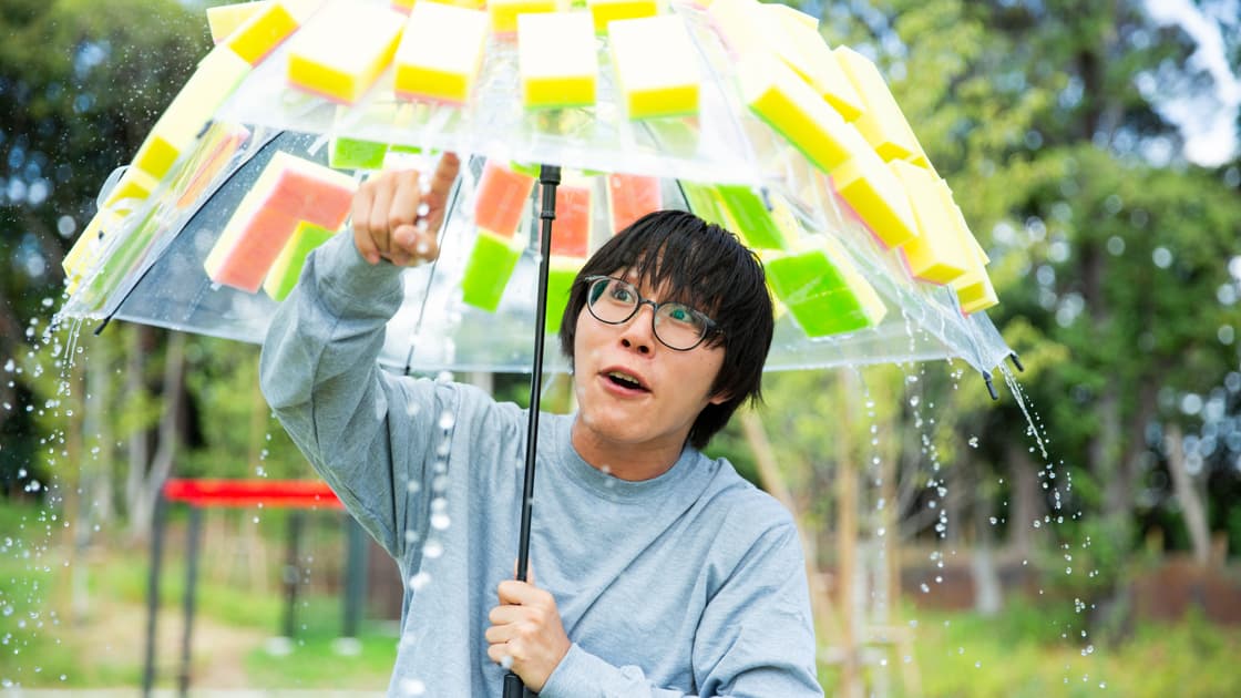 超最強スポンジ傘が雨を防いで驚くたかやさん