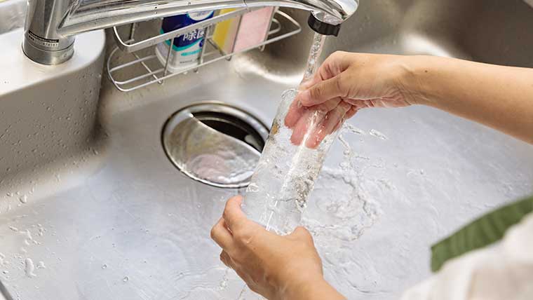 グラスをすすぐ