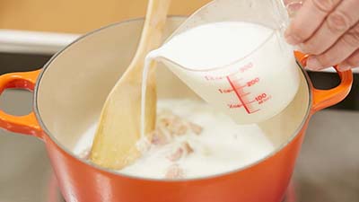 （4）混ぜながら牛乳を少しずつ加え、牛乳が温まったらコンソメキューブ、じゃがいも、にんじん、ブロッコリーを入れ、5分程度煮てとろみがついたら完成！お好みでこしょうを加えてもよい。