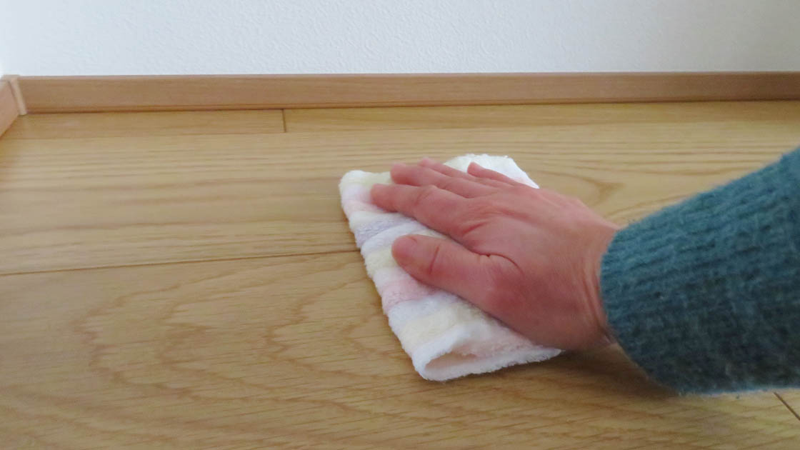 床　掃除機がけのあとには、固く絞った雑巾で水ぶきをすると、ザラつきがなくなり、スッキリ