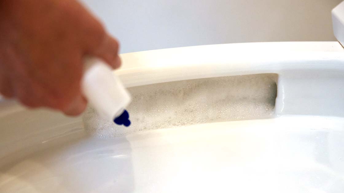 「ルックプラス 泡ピタ トイレ洗浄スプレー」をフチ裏にプッシュ～と噴射します。泡がピタッと密着するので、そのまま60秒おきます。