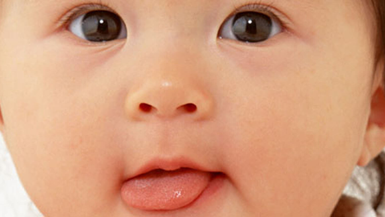 赤ちゃん（乳児）の歯みがき、いつから始める？「生え始め」ケアのポイント