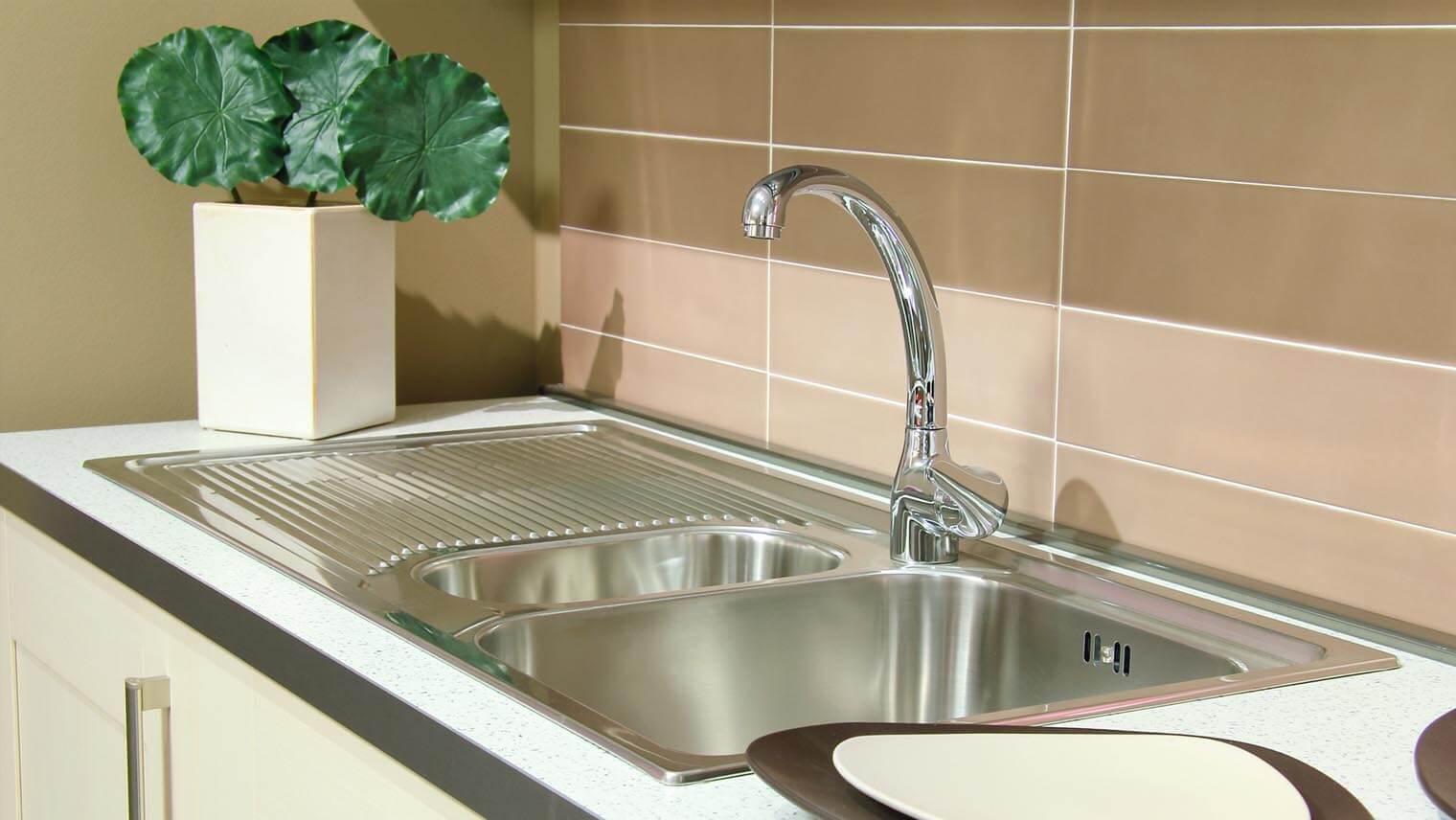 キッチンシンクまわりの水垢・ヌメリの落とし方と、汚れ付きを予防する方法