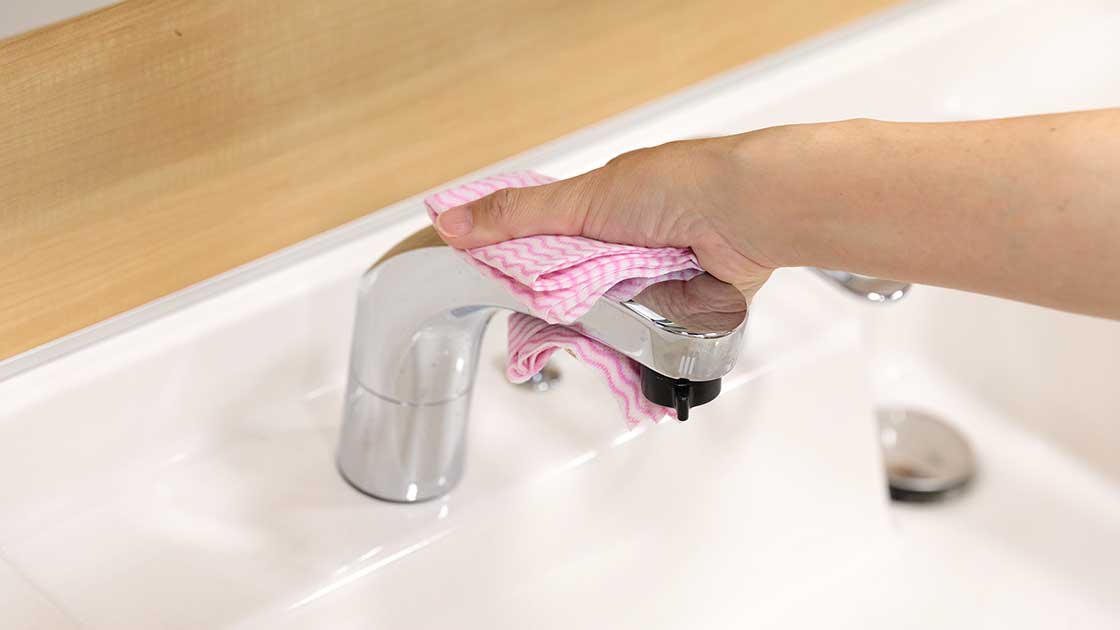不織布ふきんで蛇口をふきあげ