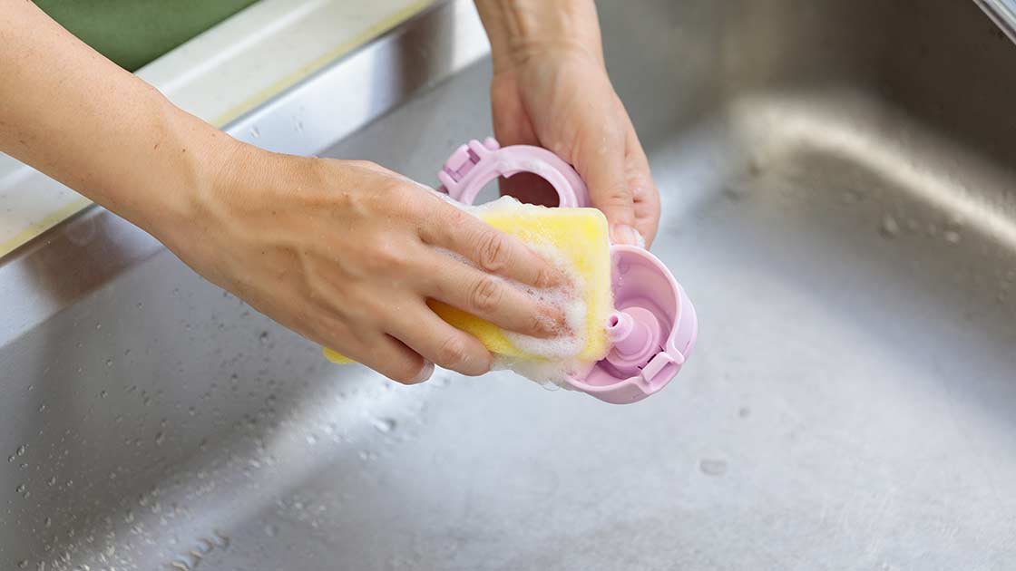 やわらかいスポンジと食器用洗剤を使って洗います