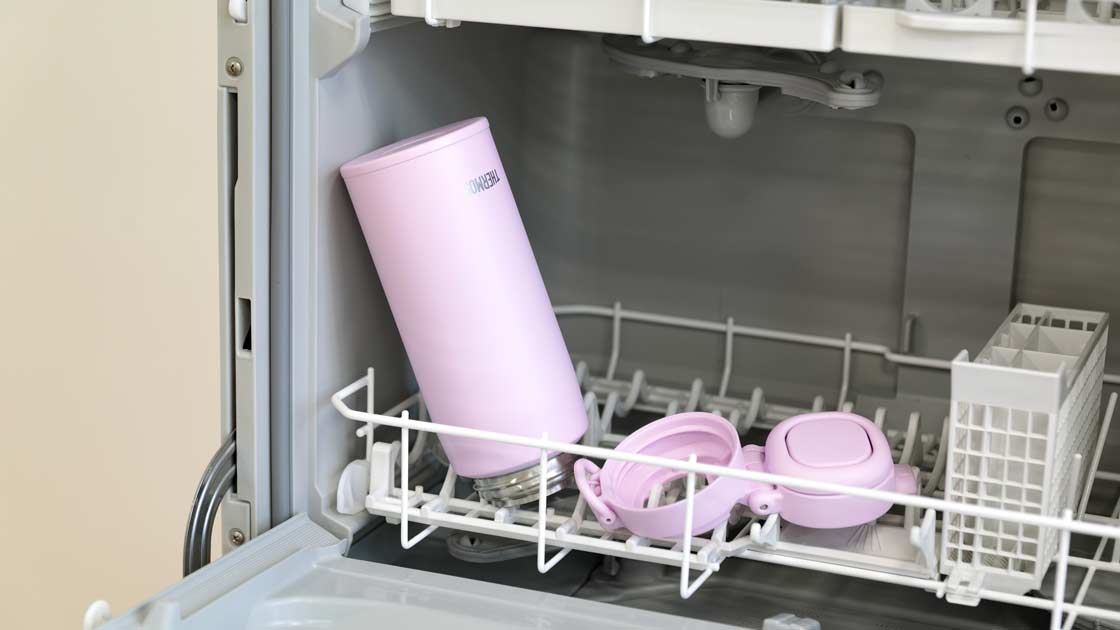 食洗機の中に水筒を並べている