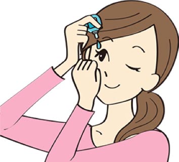 利き手に目薬を持ち、目の下にあてているこぶしを支えにして、目薬の差し口がまつ毛やまぶたに触れないように目薬を差します。