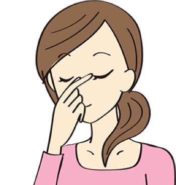 目を閉じ、目頭（鼻に近いほう）を軽く押さえて、目薬が鼻や口に流れ落ちるのを防ぎます。