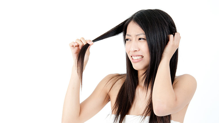 女性も脱毛や薄毛に悩んでいる？「女性型脱毛症」の特徴と原因