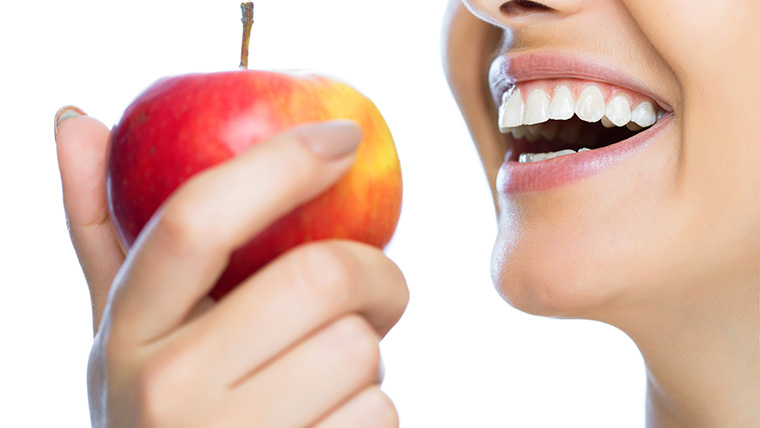 「よく噛むこと」の効果と、噛みあわせや歯並びが悪くなる原因・影響