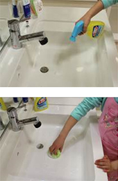 水栓金具も浴室用洗剤をつけたスポンジで洗う