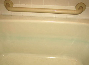 浴槽のお湯張りラインの周辺に青い汚れがついてしまう場合があります