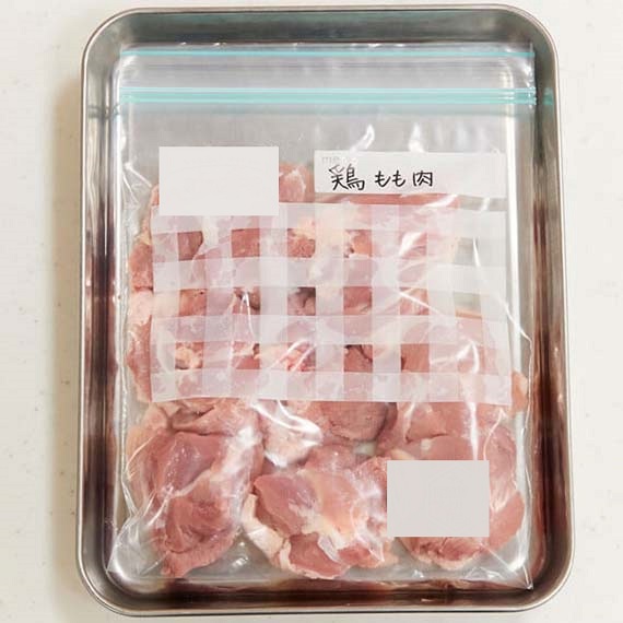 ラップに包まれ、保存バッグに入っている鶏肉