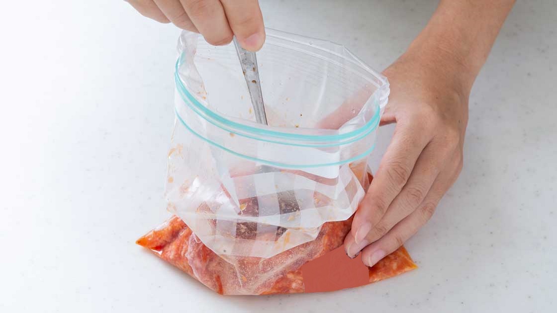 材料を混ぜ合わせる