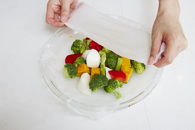 フェルトタイプのクッキングペーパーを野菜に