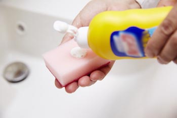 「クリームクレンザー」を濡らしたスポンジや布につけ、シンクや水洗金具をこすります