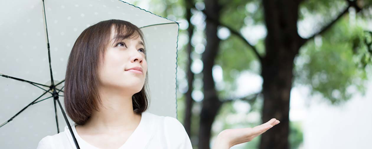雨の日の「髪のうねり」の原因とヘアケア！寝癖を効果的に直す方法もご紹介
