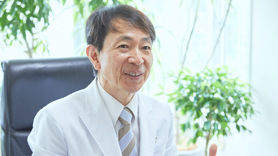 笑顔で話す加藤先生