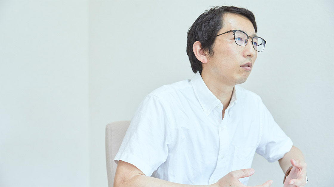 質問をするライター・斎藤